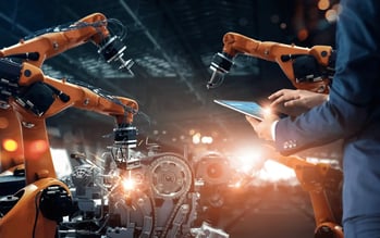 Maschinen in einer Fabrik arbeiten autonom