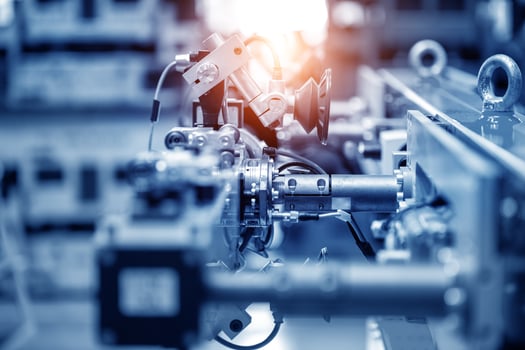 Maschine bei der Arbeit, die Teile herstellt