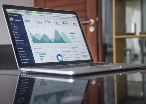 Laptop mit einem Statistik-Dashboard auf dem Bildschirm
